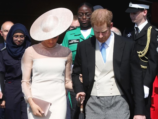 Tidak ketinggalan, clutch simpel berbahan sutra dari Wilbur & Gussie. Harganya dibanderol 205 poundsterling atau Rp 3,9 juta. (Foto: Getty Images)