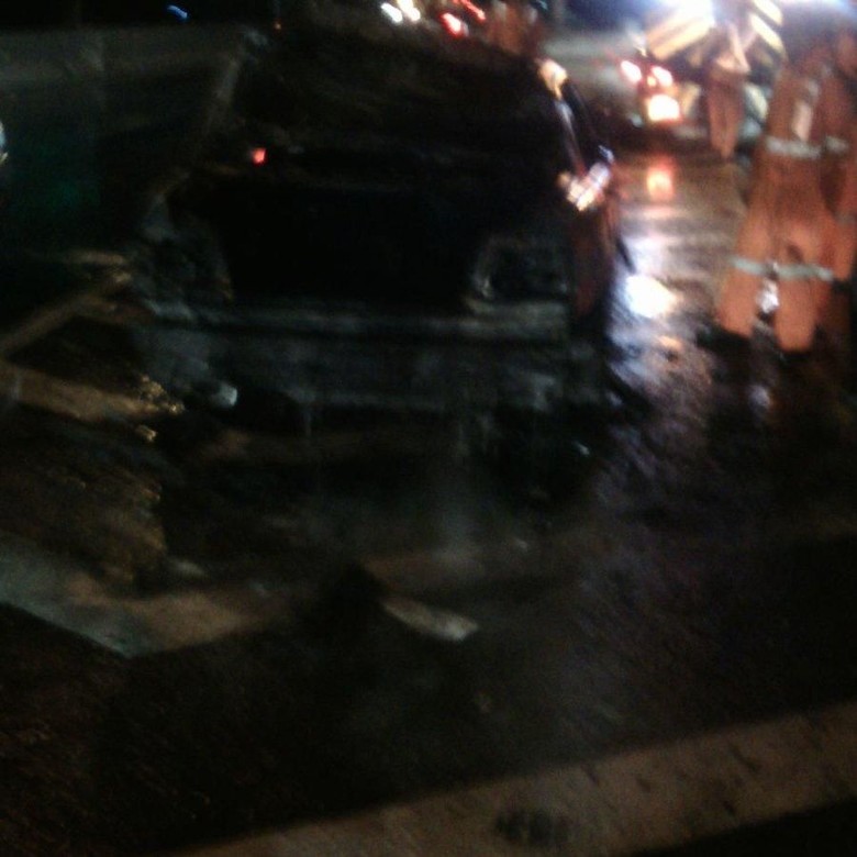 Sedan Terbakar di Tol Priok, Api Berhasil Dipadamkan Sedan Terbakar di Tol Priok, Api Berhasil Dipadamkan