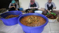 Menu makanan berbuka puasa di Masjid Istiqlal selalu berbeda setiap harinya.