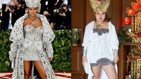 Serupa tapi tak sama. Sine mengikuti gaya fashion Rihanna saat di Met Gala tapi endingnya bikin ngakak. Mahkotanya justru diisi dengan aneka makanan mirip parsel makanan. Berat nggak ya? Foto: Instagram @framsook_lek_lek