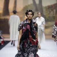 Fashion show koleksi spring/summer 2019 dari desainer Biyan Wanaatmadja di Ballroom Ritz Calton Pacific Place, Jakarta, Selasa [22/5/2018]. Foto: Mohammad Abduh/Wolipop