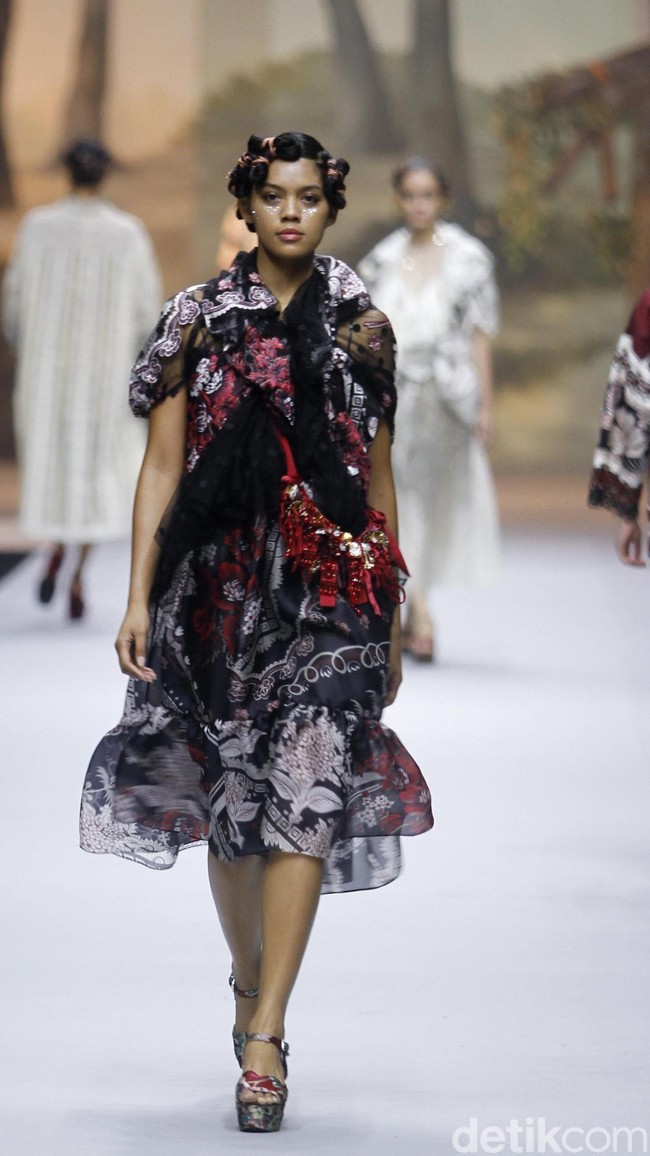 Fashion show koleksi spring/summer 2019 dari desainer Biyan Wanaatmadja di Ballroom Ritz Calton Pacific Place, Jakarta, Selasa [22/5/2018]. Foto: Mohammad Abduh/Wolipop