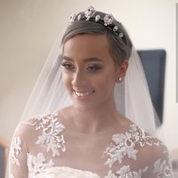 Di balik makeup super glowy-nya tersebut, ada tangan handal yang mendandaninya. Kimmy didandani oleh Dian Puspita. Dalam akun Instagram-nya @dipusmakeup, Dian berbagi foto-foto cantik Kimmy bak malaikat. Foto: Dok. Instagram/dipusmakeup