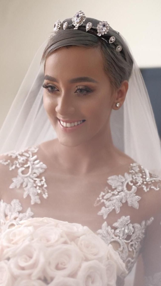 Di balik makeup super glowy-nya tersebut, ada tangan handal yang mendandaninya. Kimmy didandani oleh Dian Puspita. Dalam akun Instagram-nya @dipusmakeup, Dian berbagi foto-foto cantik Kimmy bak malaikat. Foto: Dok. Instagram/dipusmakeup