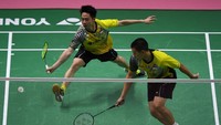 Ganda putra Kevin Sanjaya Sukamuljo/Marcus Fernaldi Gideon turun pada partai kedua. Pasangan nomor satu dunia itu melawan Kittisak Namdash/Nipitphon Phuangphuapet. Foto: Puspa Perwitasari/Antara Foto