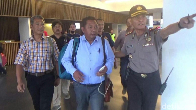 Ironi Dua Anggota DPRD Bercanda Bom Digelandang Polisi Ironi Dua Anggota DPRD Bercanda Bom Digelandang Polisi