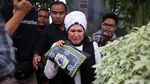 Diperiksa KPK, Ibunda Zumi Zola Menangis
