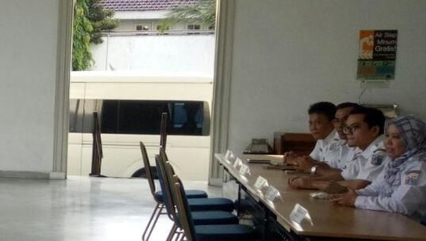 Banyak kursi untuk warga yang masih kosong.