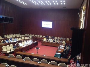 Rapat Bareng Buwas, Anggota DPR Hadir Nggak Sampai Separuh