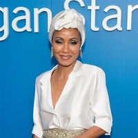 Di kesempatan lain, Jada menggunakan turban putih. Ia menyelaraskan dengan warna kemejanya.  Foto: dok. Istimewa
