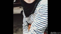 Tidak ada yang menyangka, sosok wanita cantik di balik kerudung hitam dan kacamata ini adalah laki-laki. Tanpa riasan tebal, Iqbal menjelma menjadi perempuan muda yang cantik/Foto: Instagram