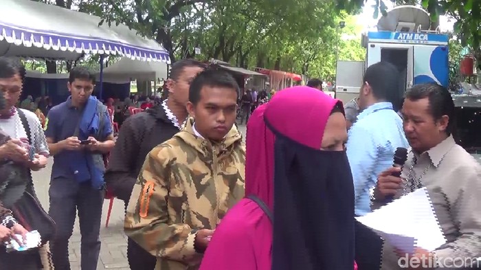 Warga Makassar Ramai-ramai Tukar Uang Jelang Lebaran