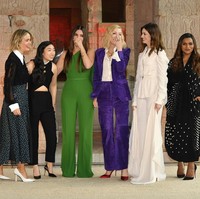 Momen ini tentu saja tak dilewatkan para fotografer. Jadilah foto candid tertawa manja ala pemeran Oceans 8. (Foto: Getty Images)