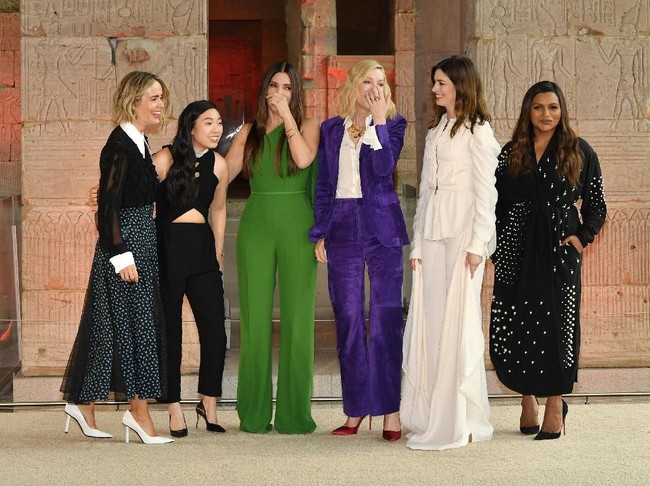 Momen ini tentu saja tak dilewatkan para fotografer. Jadilah foto candid tertawa manja ala pemeran Oceans 8. (Foto: Getty Images)