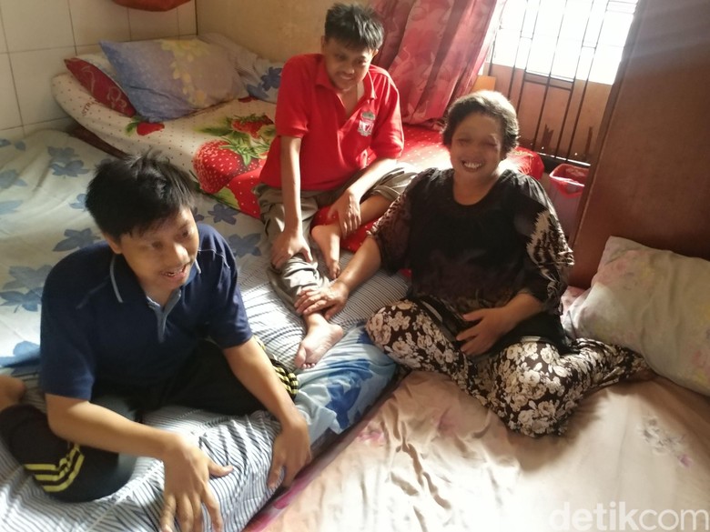 Semangat Janda Penjual Risoles Rawat Dua Anak Lumpuh Sendirian Semangat Janda Penjual Risoles Rawat Dua Anak Lumpuh Sendirian