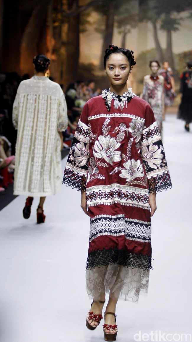 Fashion show koleksi spring/summer 2019 dari desainer Biyan Wanaatmadja di Ballroom Ritz Calton Pacific Place, Jakarta, Selasa [22/5/2018]. Foto: Mohammad Abduh/Wolipop