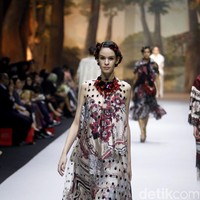 Fashion show koleksi spring/summer 2019 dari desainer Biyan Wanaatmadja di Ballroom Ritz Calton Pacific Place, Jakarta, Selasa [22/5/2018]. Foto: Mohammad Abduh/Wolipop