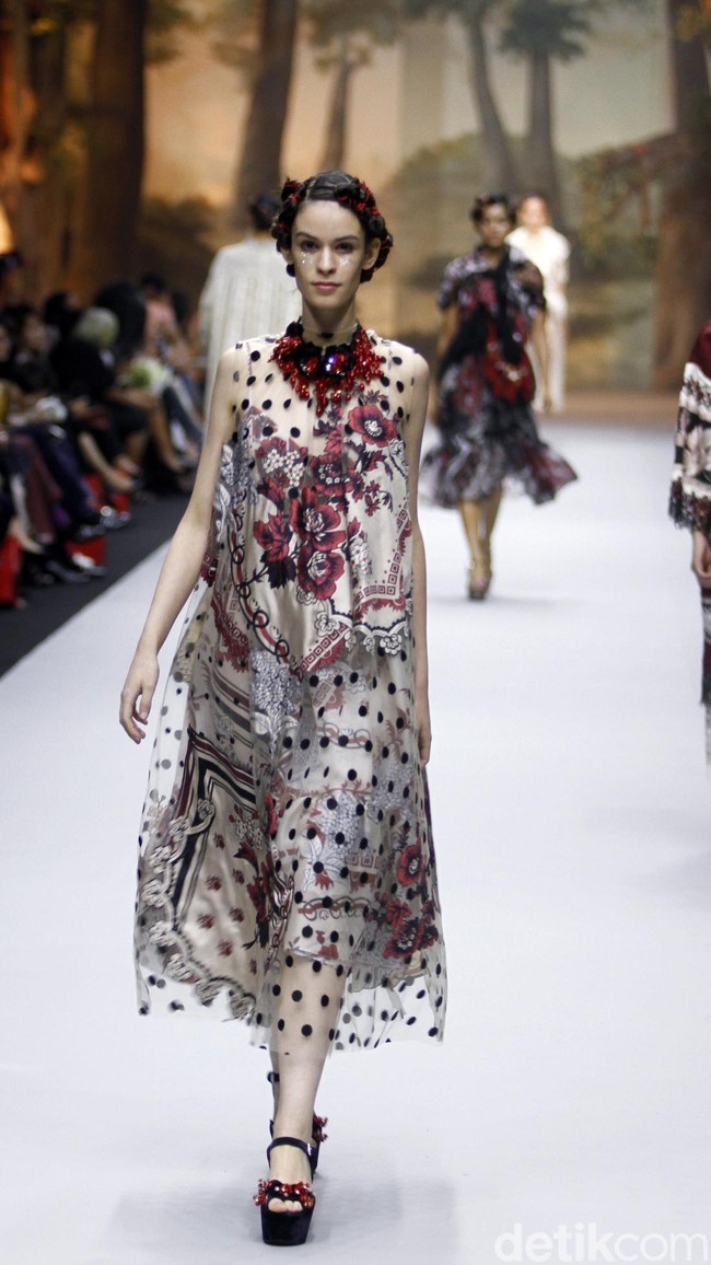 Fashion show koleksi spring/summer 2019 dari desainer Biyan Wanaatmadja di Ballroom Ritz Calton Pacific Place, Jakarta, Selasa [22/5/2018]. Foto: Mohammad Abduh/Wolipop