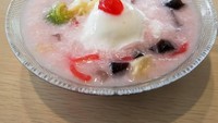 Es Shanghai yang satu ini diberi tambahan es krim vanilla. Tentunya dengan campuran buah alpukat, kolang kaling, agar-agar hingga cincau. Foto: Instagram @berry_priadi