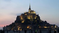 Di sepanjang perjalanan menuju puncak pulau karang atau The Abbey ada jejeran toko cinderamata. Toko-toko ini menjual berbagai jenis suvenir khas Mont Saint Michel, mulai dari pakaian, keramik, pernak-pernik, sampai makanan. Istimewa/Instagram/nomadlad  