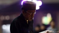Seorang jamaah membaca Alquran di Masjid Istiqlal, Jakarta, Rabu (23/5/2018).