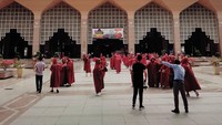 Siapapun boleh masuk ke kawasan ini. Bagi traveler yang tidak menggunakan jilbab, atau bagi laki-laki yang bercelana pendek jangan khawatir. Petugas akan mengarahkan traveler ke booth peminjaman jubah nantinya. (gladiator_tm/Instagram)