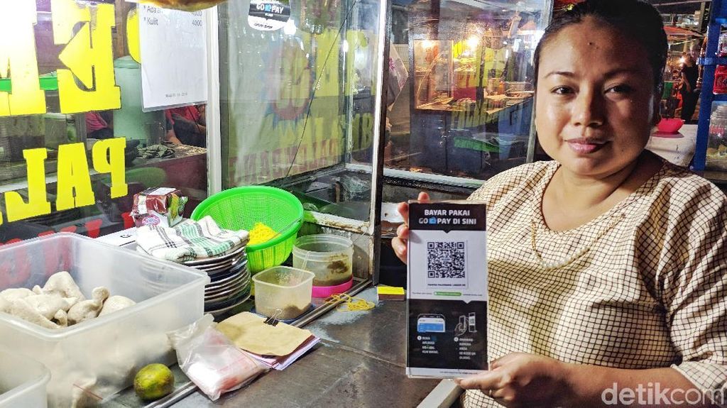 Pembayaran QR Code Go-Jek Rambah Warung Kaki Lima Pembayaran QR Code Go-Jek Rambah Warung Kaki Lima
