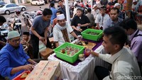 Warga dari berbagai kalangan, mulai dari pekerja kantor hingga driver ojek online, mampir ke Masjid An Nahl untuk berbuka puasa.