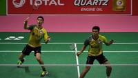 Pada partai keempat, ganda putra Fajar Alfian/Muhammad Rian Ardianto menghadapi Tinn Isriyanet/Dechapol Puavaranukroh. Foto: Puspa Perwitasari/Antara Foto