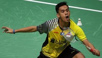 Firman Abdul Kholik yang turun di partai kelima memantapkan kemenangan Indonesia menjadi 4-1. Firman menundukkan tunggal putra Thailand, Pannawit Thongnuam, dengan skor 21-19, 21-14. Foto: Puspa Perwitasari/Antara Foto
