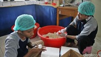 Menu makanan berisi nasi, sayur, lauk, air putih, dan kurma dengan total harga berkisar Rp 20 ribu per kotak.