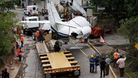 Evakuasi masih terus dilakukan, salah satunya pengangkatan bangkai pesawat Gulfstream G200 agar tidak mengganggu aktivitas warga di sekitar pemukiman El Pedregal. Jorge Carbera/Reuters.