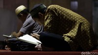 Mereka mengisi hari-hari di bulan Ramadan ini dengan mengerjakan amal-amal untuk mengejar pahala.