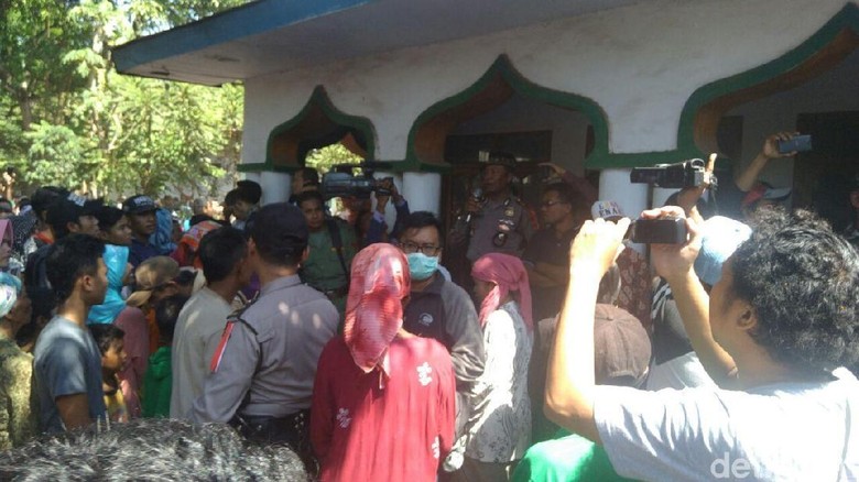 Warga Probolinggo Penuhi Jalan demi Saksikan Sumpah Pocong Warga Probolinggo Penuhi Jalan demi Saksikan Sumpah Pocong
