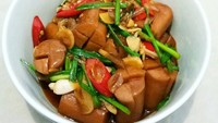 Tumis berbagai bumbu sederhana mulai bawang putih, bawang merah dan cabai lalu masukkan potongan sosis. Makin mantap dengan tambahan saus tomat, saus sambal dan kecap manis. Foto : instagram @marta_enggar_ingtyas