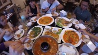 Wah, Nirina dan teman-temannya sedang makan besar nih. Nampak ada nasi hangat dan sajian berkuah mirip tom yum di tengah meja.  Foto: Instagram nirinazubir_