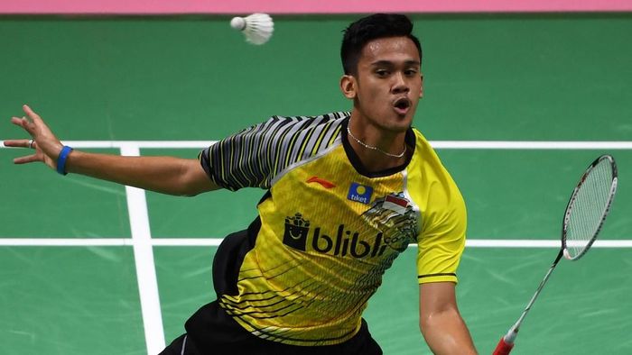 PIALA THOMAS 2018 : INDONESIA TUNDUKKAN THAILAND Pebulu tangkis tunggal putra Indonesia Firman Abdul Kholik mengembalikan kok ke arah lawan pebulu tangkis tunggal putra Thailand Pannawit Thongnuam pada babak penyisihan grup Piala Thomas 2018 di Impact Arena, Bangkok, Thailand, Selasa (22/5). ANTARA FOTO/Puspa Perwitasari/wsj/18.