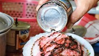 Setelah menahan haus dan lapar berjam-jam. Kini saatnya menikmati semangkuk es shanghai dengan paduan es serut, sirup merah yang disiram dengan susu kental manis cokelat. Nikmat! Foto: Instagram @lisa_cha2