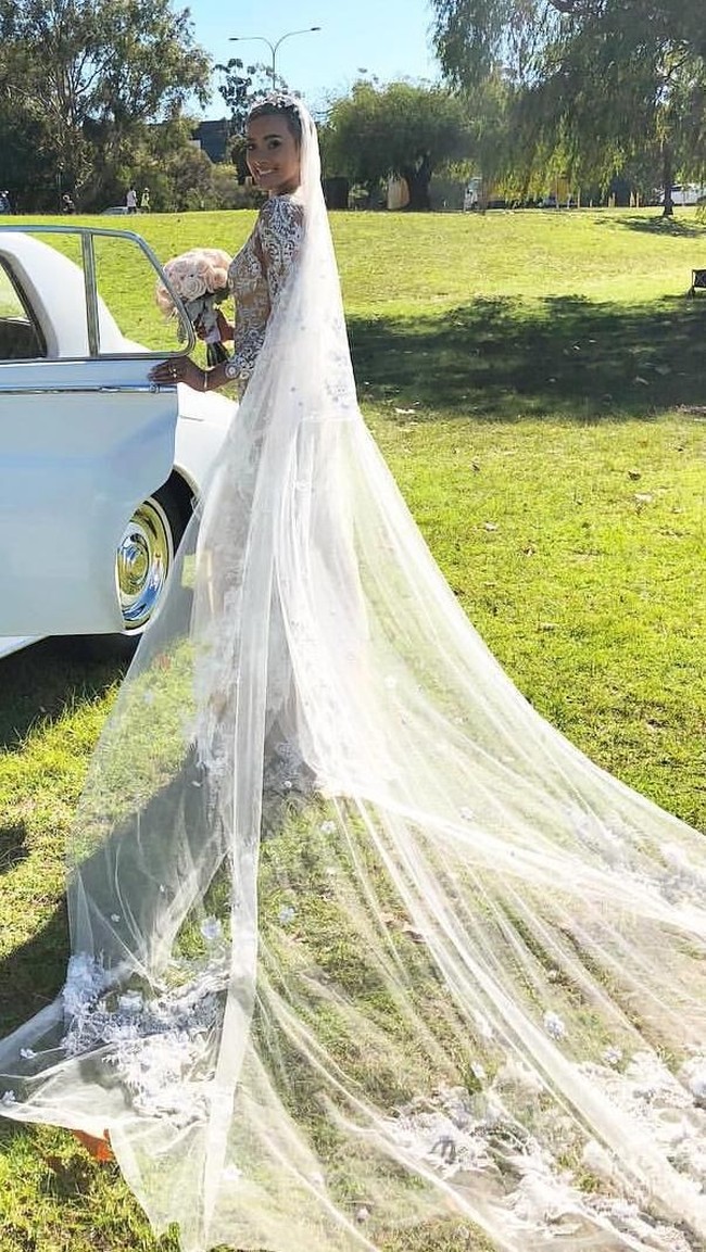 Kimmy Jayanti dan Greg Nwokolo melangsungkan pernikahan di Matilda Bay, Australia. Pernikahan indah di taman antara sang model dan pesepak bola asal Nigeria itu disempurnakan dengan gaun menerawang karya Zuhair Murad. Foto: Dok. Instagram/kimmyjayanti