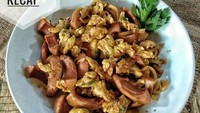 Kombinasi sosis dan telur juga bisa jadi masakan praktis nih. Netizen @bumbufamilyjournal ini membuat tumis sosis dan telur orak-arik. Simpel tapi menggoda ya? Foto: Instagram