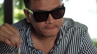 Ditemani segelas jus alpukat, kok gaya Hedi melet gitu? Apa karena jusnya terlalu enak? Foto: Instagram hedi_yunus