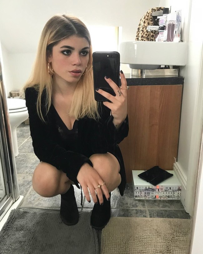 Liam mengaku, meski rutin membayar biaya hidup kedua putrinya, dia tidak dibolehkan bertemu dengan mereka. Hidup dengan ibunya, Molly tumbuh menjadi remaja yang cantik. (Foto: Instagram/Molly Moorish)