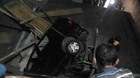 Pantauan detikcom di lantai 2 Pasar Simpang 3, RT 01, RW 05, Penggilingan, Jakarta Timur pukul 20.35 WIB, Kamis (24/5/2018), mobil itu masih berusaha dievakuasi.  (Foto: Samsudhuha Wildansyah/detikcom)