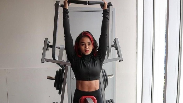 Perut Sixpack Nadira. Foto: Instagram/petitedivaa Perut Sixpack Nadira. Foto: Instagram/petitedivaa