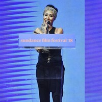 Sementara ini adalah penampilan Jada di Sundace Film Festival. Ia memadankan selendang print monokrom yang digunakan di kepalanya dengan busana warna hitam. Foto: Getty Images