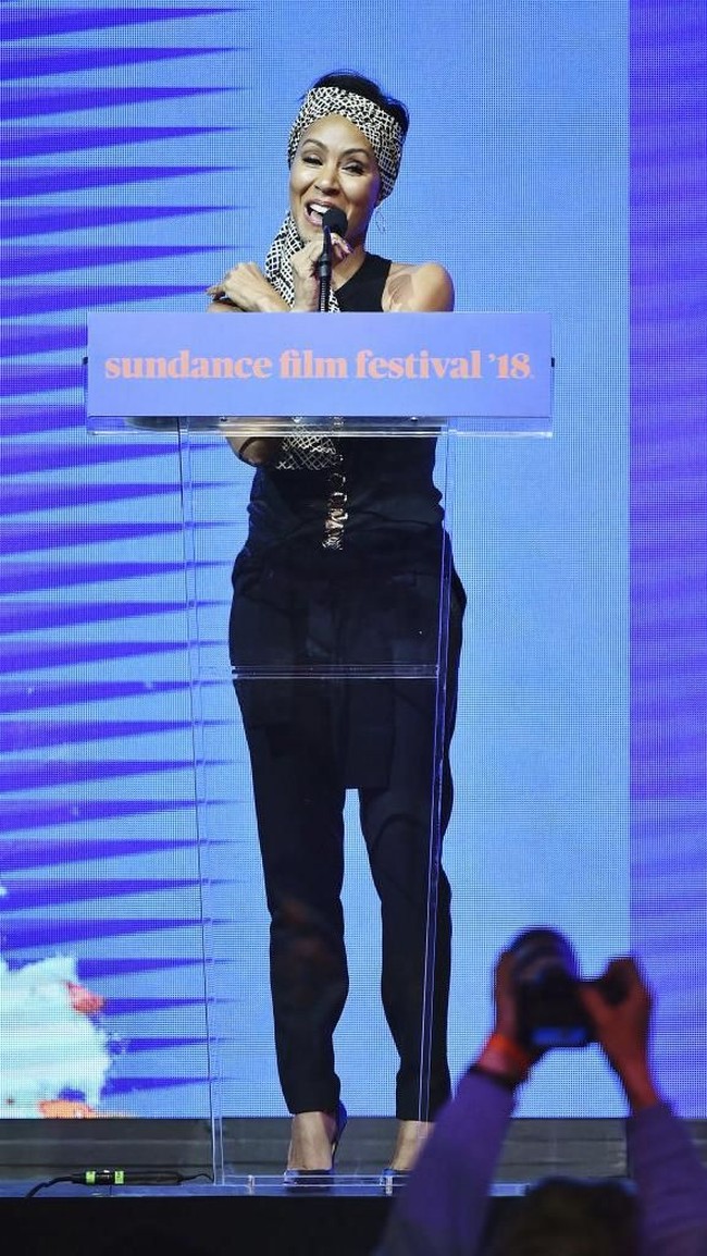 Sementara ini adalah penampilan Jada di Sundace Film Festival. Ia memadankan selendang print monokrom yang digunakan di kepalanya dengan busana warna hitam. Foto: Getty Images