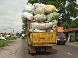 Negara Rugi Triliunan Rupiah Gara-gara Truk Obesitas