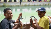 Eits, penggemar mancing ternyata disediakan kolam khusus untuk memancing dengan alat. Cocok bagi para pria yang memang ingin habiskan waktu lebih lama di sini. Foto: Prawn Valley Farm
