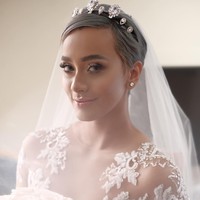 Kimmy tampil dengan tema makeup glowy. Tanpa contouring berlebihan dan meninggalkan lipstik bold yang biasa ia pakai, supermodel Indonesia 26 tahun itu tampil lebih natural. Foto: Instagram/Kimmy Jayanti & Dipusmakeup