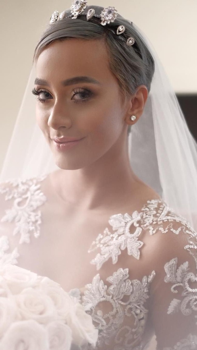 Kimmy tampil dengan tema makeup glowy. Tanpa contouring berlebihan dan meninggalkan lipstik bold yang biasa ia pakai, supermodel Indonesia 26 tahun itu tampil lebih natural. Foto: Instagram/Kimmy Jayanti & Dipusmakeup